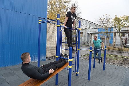 На территории предприятия установлены уличные турники